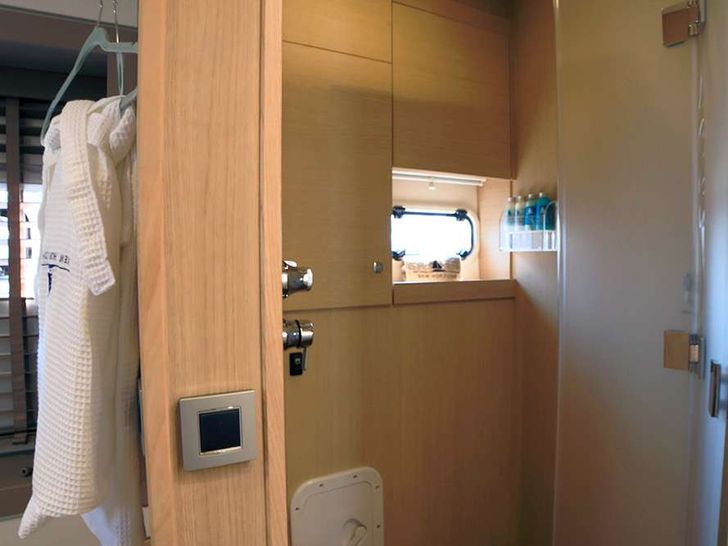 NEW HORIZONS 3 Bali 5.4 - master cabin bathroom NEW HORIZONS 3 Bali 5.4 - master cabin bathroom