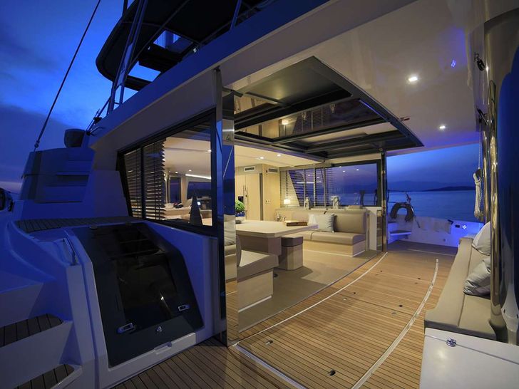 NEW HORIZONS 3 Bali 5.4 - aft deck at night NEW HORIZONS 3 Bali 5.4 - aft deck at night