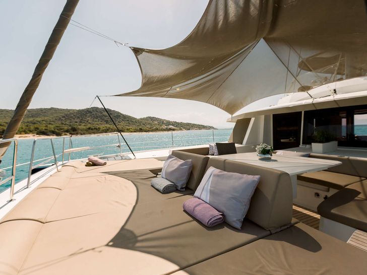 NEW HORIZONS 3 Bali 5.4 - foredeck bronzing area NEW HORIZONS 3 Bali 5.4 - foredeck bronzing area