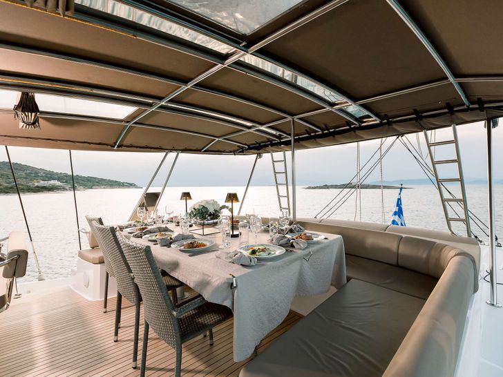 NEW HORIZONS 3 Bali 5.4 - flybridge dining area NEW HORIZONS 3 Bali 5.4 - flybridge dining area