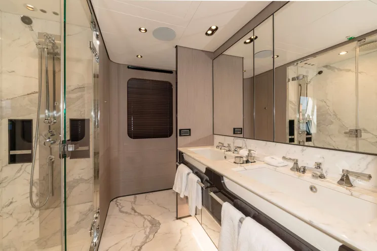 Charter Yacht MAJESTIC MOMENTS - Azimut 88 - 5 Cabins - Nassau - Staniel Cay - Exumas