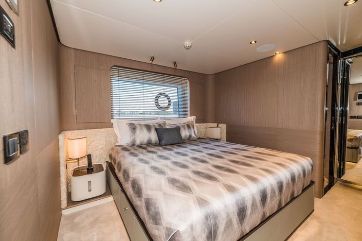 Charter Yacht MAJESTIC MOMENTS - Azimut 88 - 5 Cabins - Nassau - Staniel Cay - Exumas