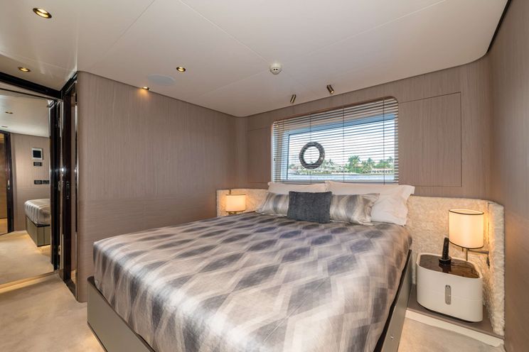 Charter Yacht MAJESTIC MOMENTS - Azimut 88 - 5 Cabins - Nassau - Staniel Cay - Exumas