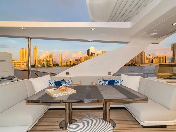 MAJESTIC MOMENTS - Flybridge MAJESTIC MOMENTS - Flybridge