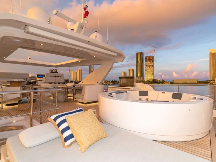 MAJESTIC MOMENTS - Flybridge MAJESTIC MOMENTS - Flybridge