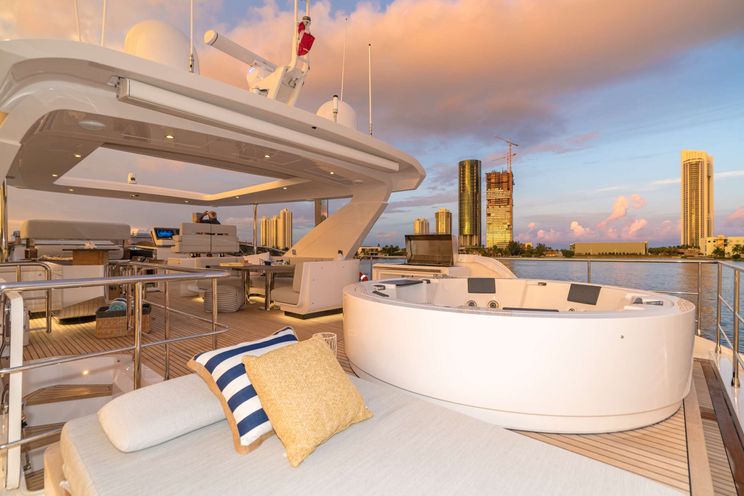Charter Yacht MAJESTIC MOMENTS - Azimut 88 - 5 Cabins - Miami,Bahamas and New England