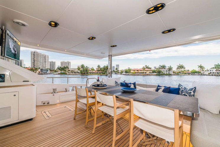 Charter Yacht MAJESTIC MOMENTS - Azimut 88 - 5 Cabins - Nassau - Staniel Cay - Exumas