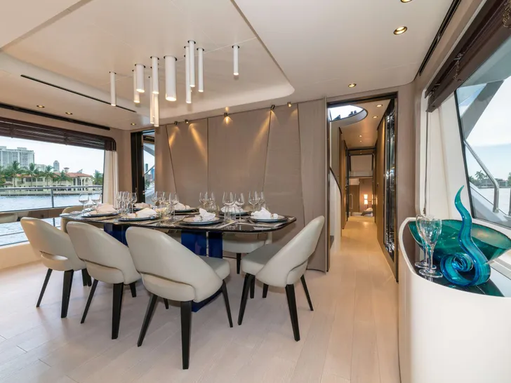 MAJESTIC MOMENTS - Dining Table MAJESTIC MOMENTS - Dining Table