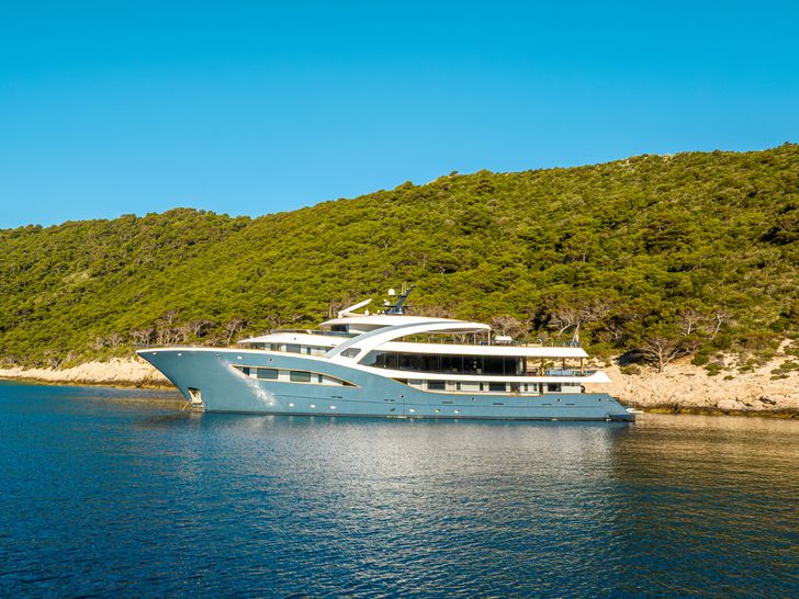 BELLA Custom 48m - anchored BELLA Custom 48m - anchored