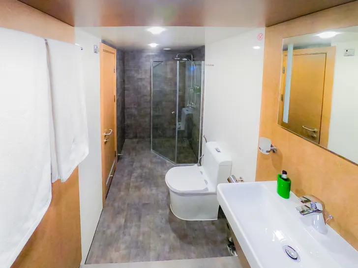 ALICE Salted Fiber Works 31m - master cabin bathroom ALICE Salted Fiber Works 31m - master cabin bathroom