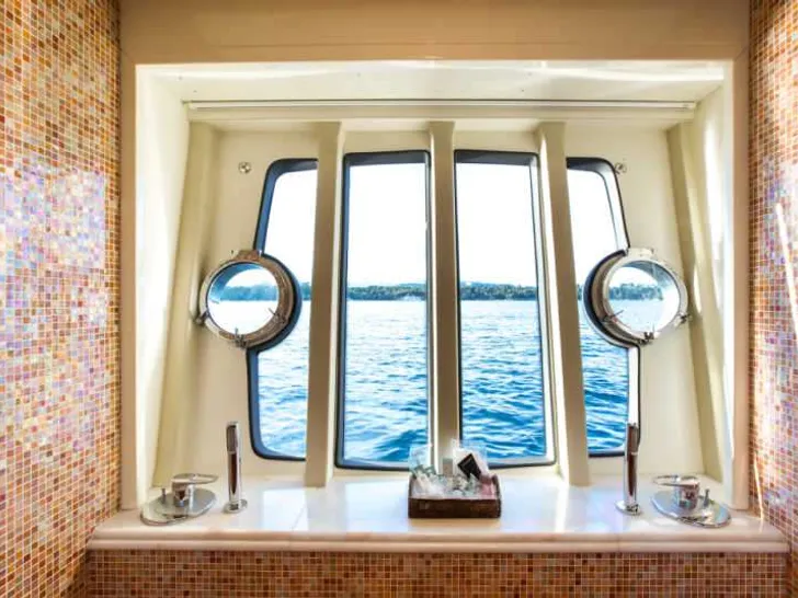 PIOLA Ferretti 830 - master cabin bathroom window PIOLA Ferretti 830 - master cabin bathroom window