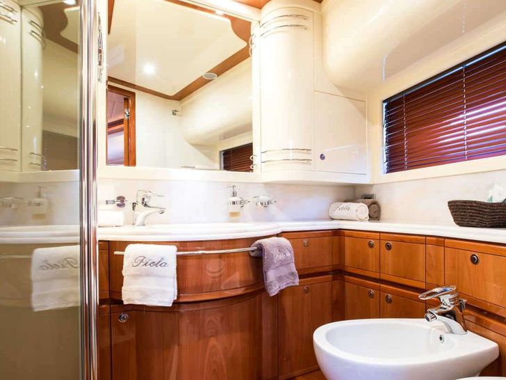 PIOLA Ferretti 830 - guest cabin bathroom PIOLA Ferretti 830 - guest cabin bathroom