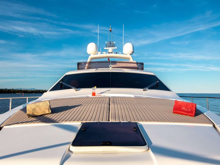 PIOLA Ferretti 830 - foredeck sunbathing area PIOLA Ferretti 830 - foredeck sunbathing area