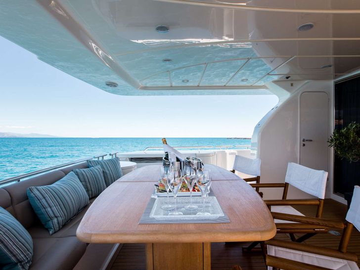 PIOLA Ferretti 830 - aft deck PIOLA Ferretti 830 - aft deck