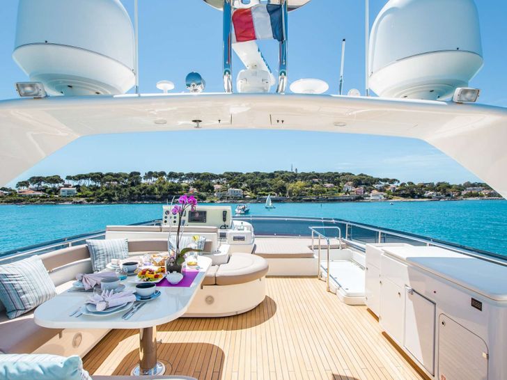 PIOLA Ferretti 830 - sundeck PIOLA Ferretti 830 - sundeck