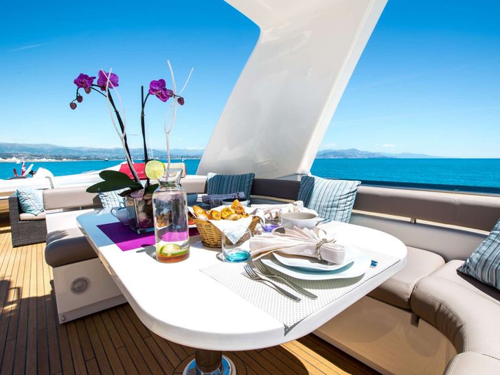 PIOLA Ferretti 830 - sundeck alfresco dining area PIOLA Ferretti 830 - sundeck alfresco dining area
