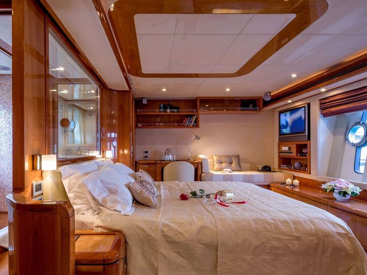 PIOLA Ferretti 830 - master cabin PIOLA Ferretti 830 - master cabin