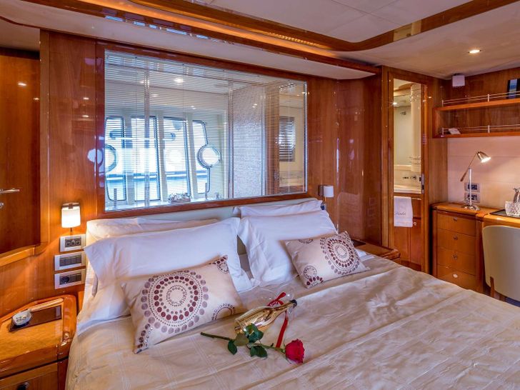 PIOLA Ferretti 830 - master cabin bed PIOLA Ferretti 830 - master cabin bed