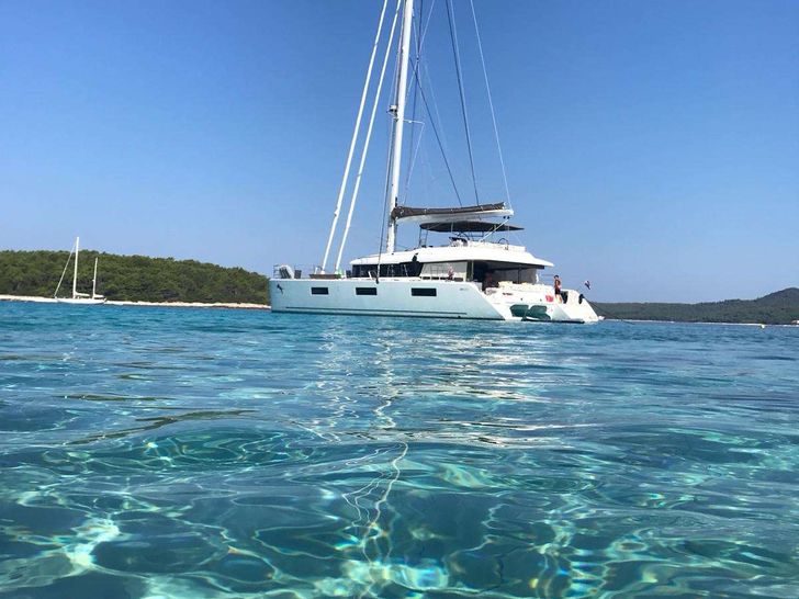 ADRIATIC TIGER Lagoon 620 - anchored ADRIATIC TIGER Lagoon 620 - anchored