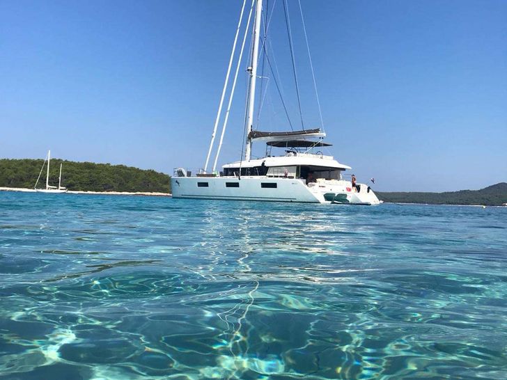 ADRIATIC TIGER - LAGOON 620,at anchor