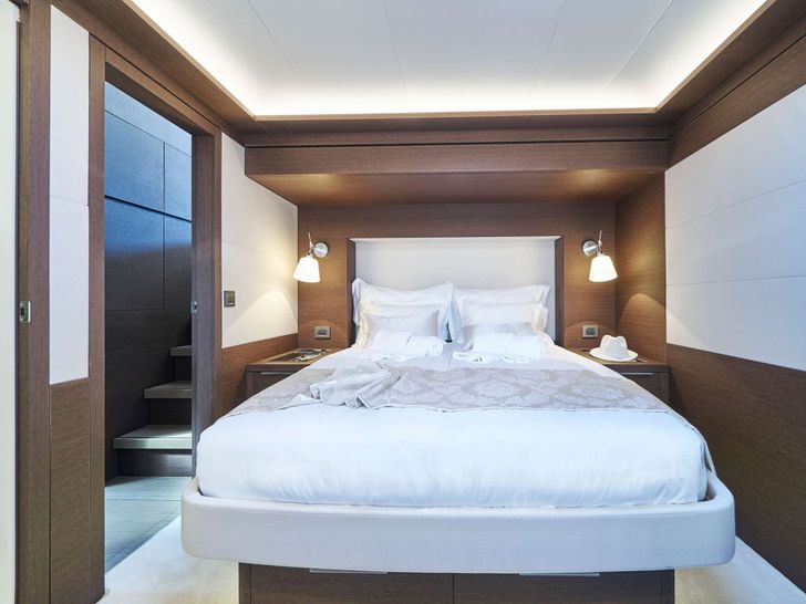 ADRIATIC DRAGON Lagoon 77 - queen cabin bed ADRIATIC DRAGON Lagoon 77 - queen cabin bed