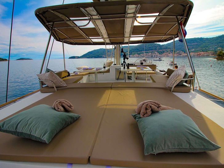 NAMASTE OF BALI Bali 5.4 - flybridge sun beds NAMASTE OF BALI Bali 5.4 - flybridge sun beds