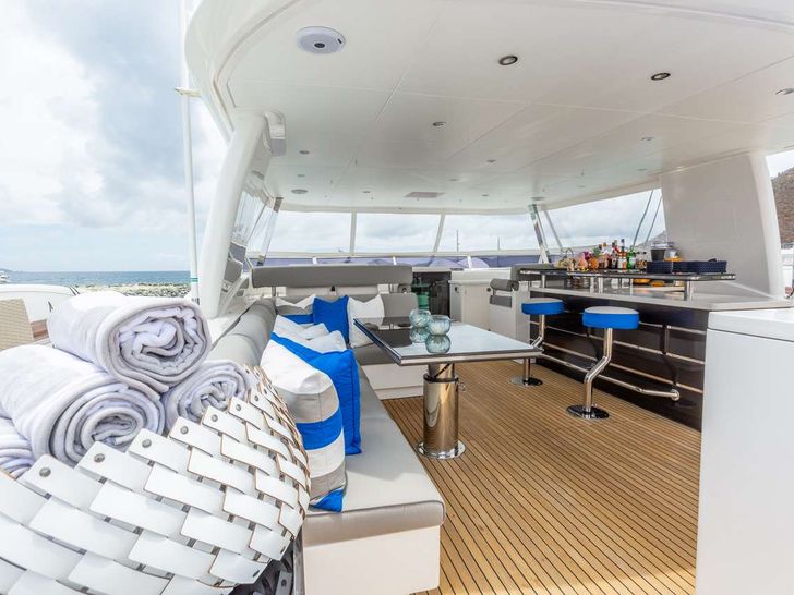ANGELEYES Horizon FD85 - flybridge bar and dining area ANGELEYES Horizon FD85 - flybridge bar and dining area