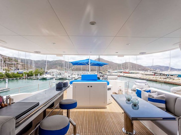 ANGELEYES Horizon FD85 - flybridge seating and dining ANGELEYES Horizon FD85 - flybridge seating and dining