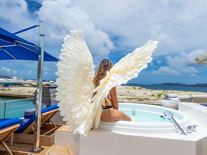 ANGELEYES Horizon FD85 - guest in the jacuzzi ANGELEYES Horizon FD85 - guest in the jacuzzi
