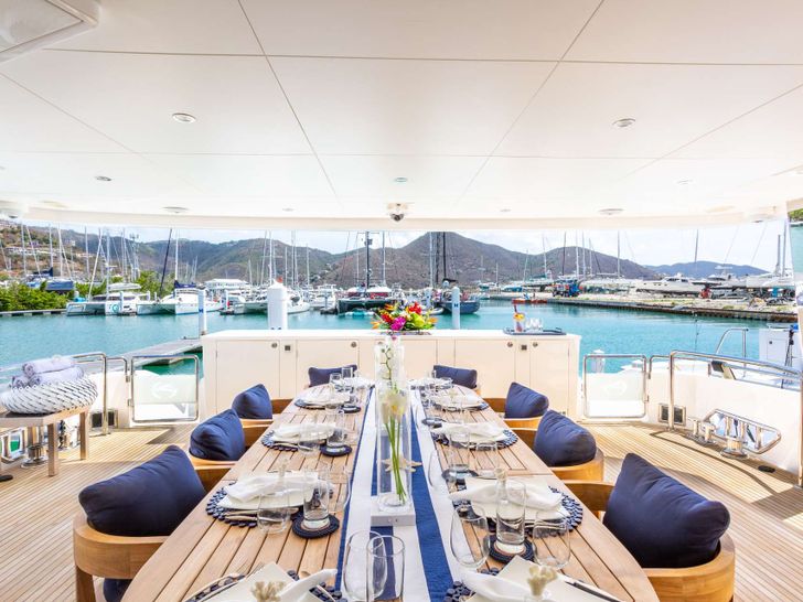 ANGELEYES Horizon FD85 - flybridge dining area ANGELEYES Horizon FD85 - flybridge dining area