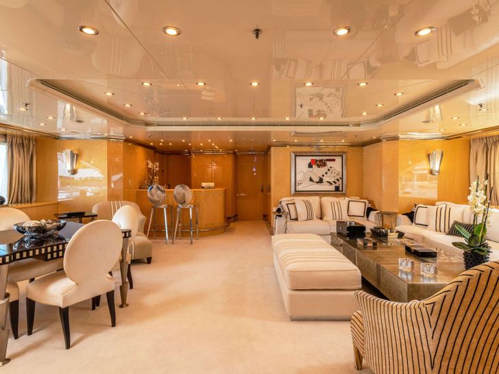 Upper Deck salon_1 Upper Deck salon_1
