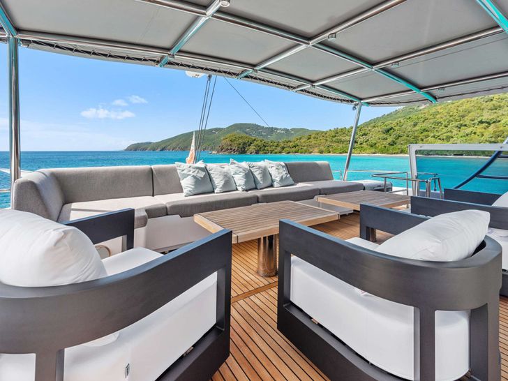GYRFALCON - flybridge lounge seating GYRFALCON - flybridge lounge seating
