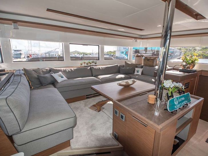 KARMA Lagoon 50 - saloon seating and dining KARMA Lagoon 50 - saloon seating and dining