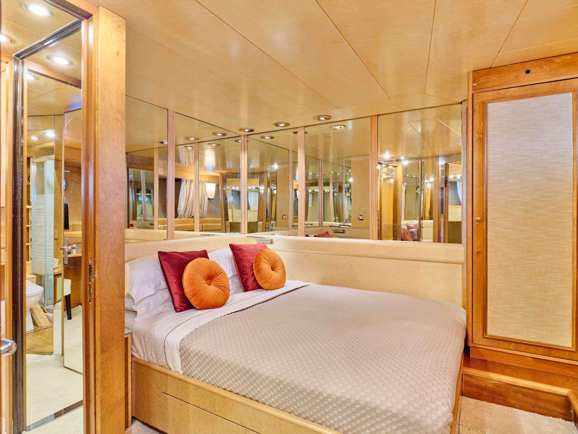 LADY RINA Baglietto 120 - double cabin 1