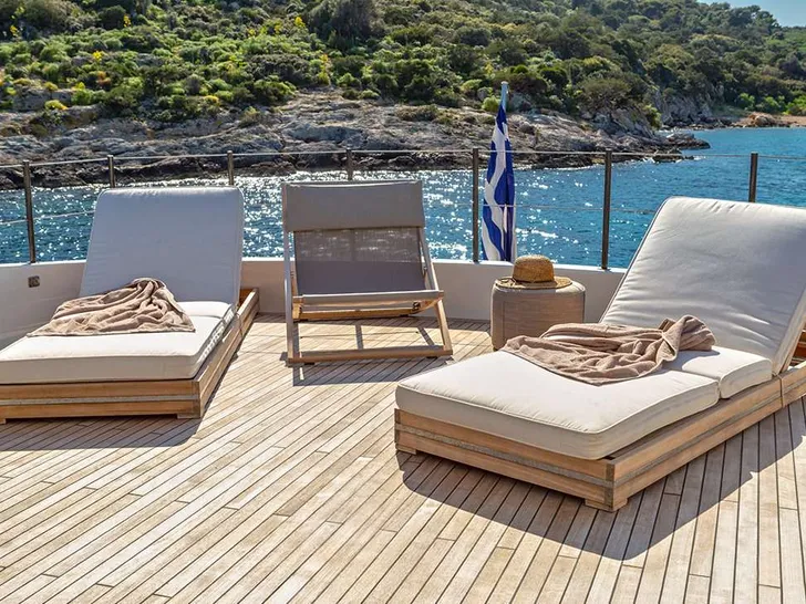 THE BIRD - Flybridge Aft THE BIRD - Flybridge Aft