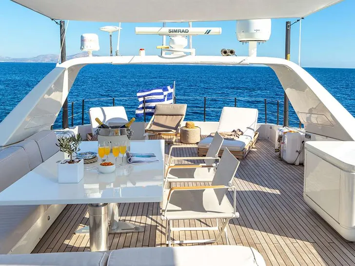 THE BIRD - Flybridge THE BIRD - Flybridge