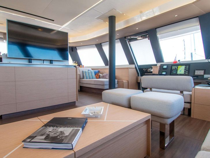 SERENISSIMA Fountaine Pajot Alegria 67 - saloon seating with TV SERENISSIMA Fountaine Pajot Alegria 67 - saloon seating with TV