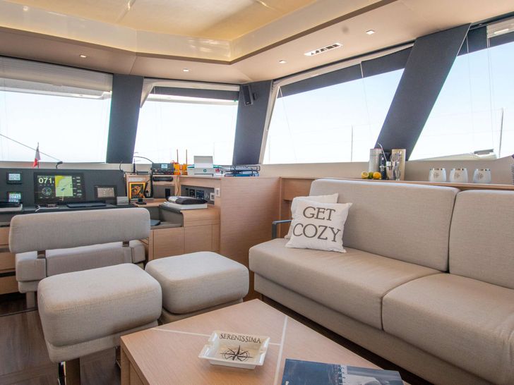 SERENISSIMA Fountaine Pajot Alegria 67 - saloon seating and controls SERENISSIMA Fountaine Pajot Alegria 67 - saloon seating and controls