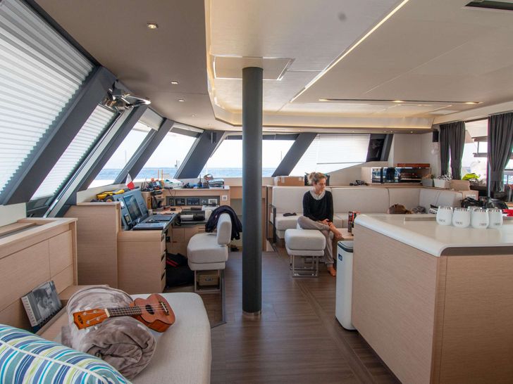 SERENISSIMA Fountaine Pajot Alegria 67 - open plan interioir SERENISSIMA Fountaine Pajot Alegria 67 - open plan interioir
