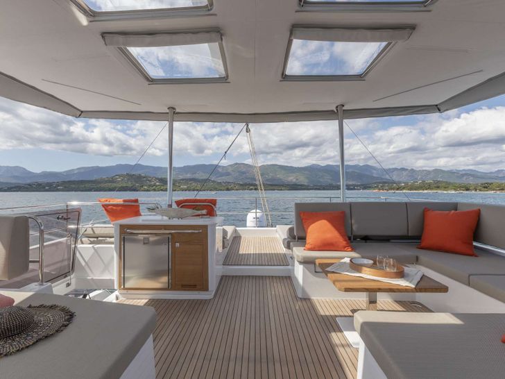 SERENISSIMA Fountaine Pajot Alegria 67 - fly bridge SERENISSIMA Fountaine Pajot Alegria 67 - fly bridge