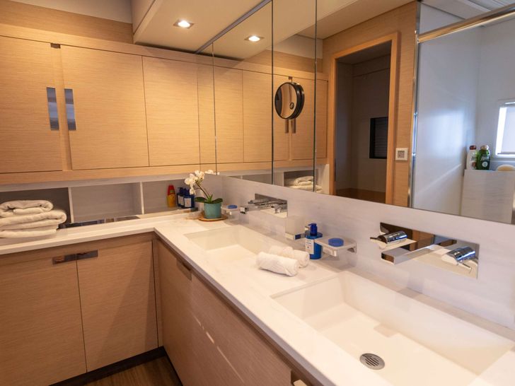 SERENISSIMA Fountaine Pajot Alegria 67 - master cabin bathroom vanity unit SERENISSIMA Fountaine Pajot Alegria 67 - master cabin bathroom vanity unit