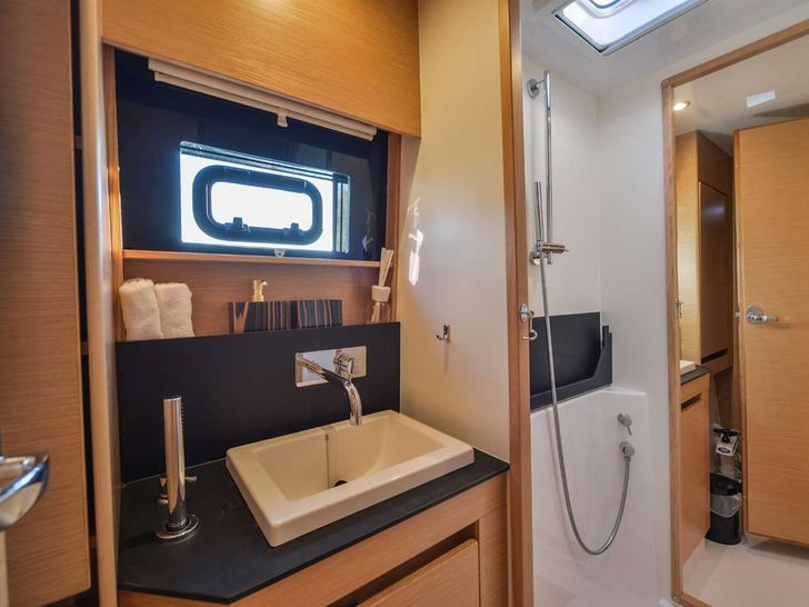 ODYSSEY Nautitech 46 - cabin 1 bathroom ODYSSEY Nautitech 46 - cabin 1 bathroom