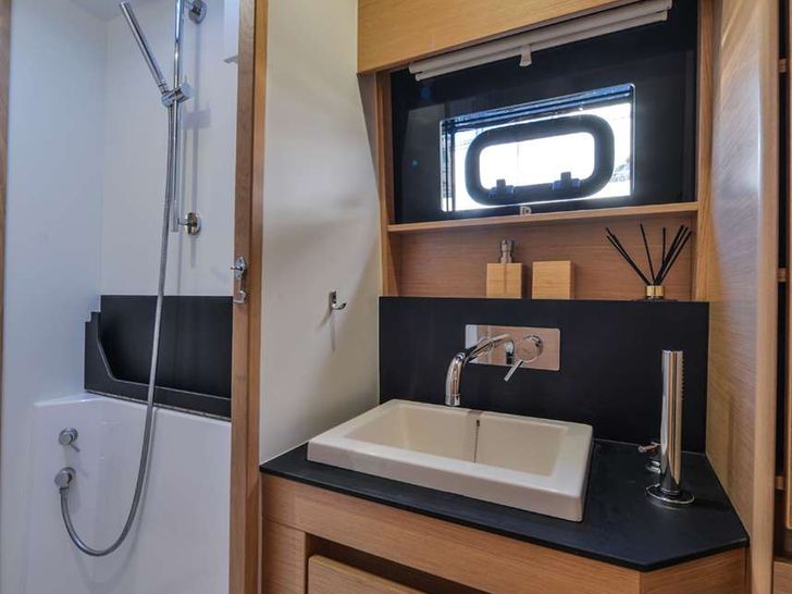 ODYSSEY Nautitech 46 - cabin 2 bathroom ODYSSEY Nautitech 46 - cabin 2 bathroom