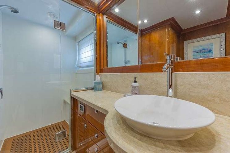 Charter Yacht HIGH RISE - Hargrave 101 - 4 Cabins - Nassau - Bahamas