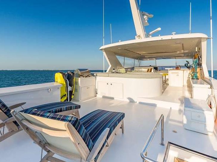 HIGH RISE Hargrave 101 Flybridge Lounging HIGH RISE Hargrave 101 Flybridge Lounging