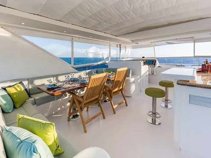 HIGH RISE Hargrave 101 Flybridge Looking Forward HIGH RISE Hargrave 101 Flybridge Looking Forward