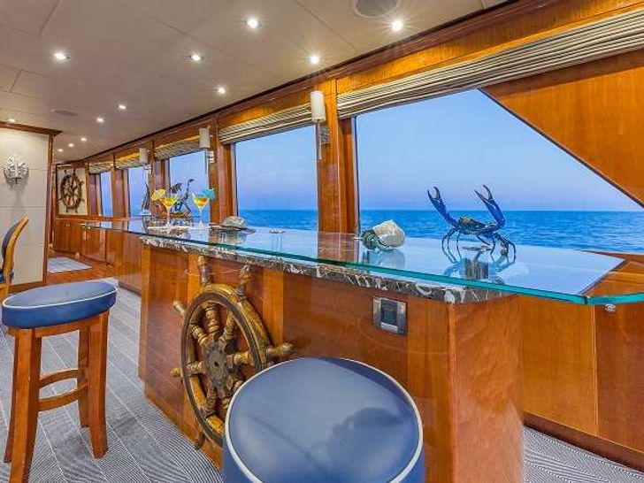 HIGH RISE Hargrave 101 Main Salon Bar HIGH RISE Hargrave 101 Main Salon Bar