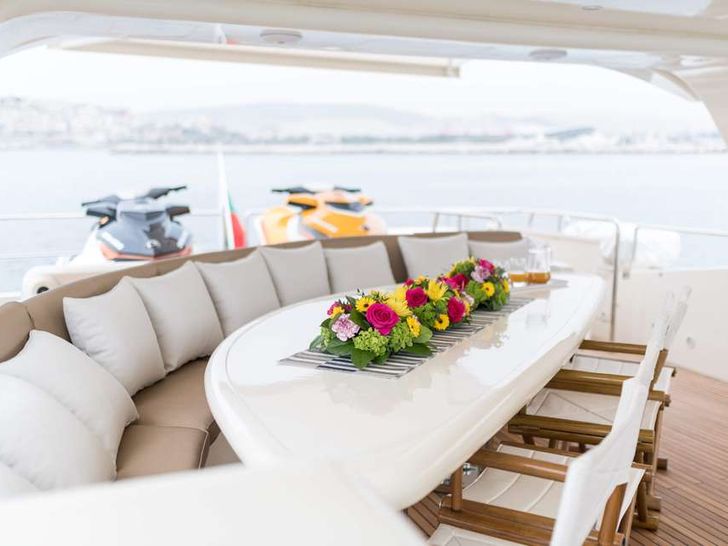 STAR LINK - Fly Bridge Dining Area STAR LINK - Fly Bridge Dining Area