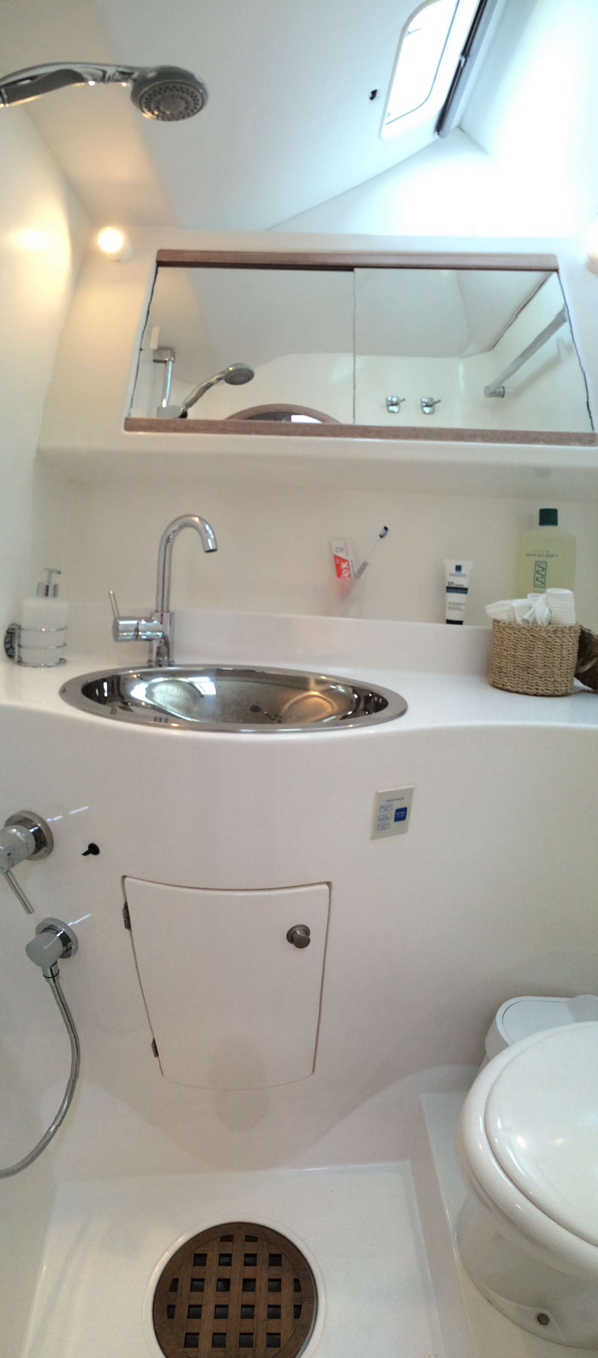 UHURU Van Peteghem-Lauriot Prevost 57ft - VIP cabin bathroom