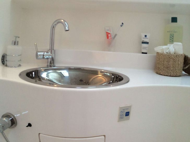 UHURU Van Peteghem-Lauriot Prevost 57ft - VIP cabin bathroom UHURU Van Peteghem-Lauriot Prevost 57ft - VIP cabin bathroom